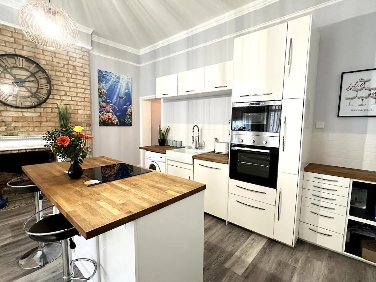 The Bournemouth Haven - Brought To You By Coastline Retreats - Grand 2 Bedroom Luxury Apartment - 3 Mins Walk To Beach - Superfast Wifi - Sleeps 6 United Kingdom