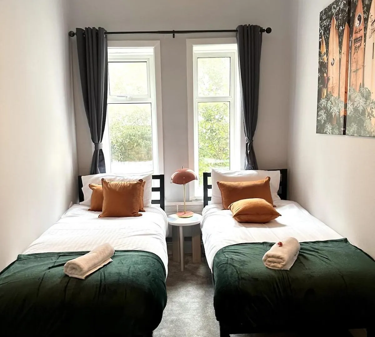 The Bournemouth Haven - Brought To You By Coastline Retreats - Grand 2 Bedroom Luxury Apartment - 3 Mins Walk To Beach - Superfast Wifi - Sleeps 6