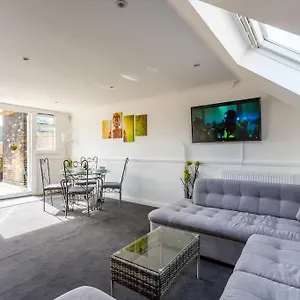  Apartment Roof Terrace Two Bedroom - Walk To